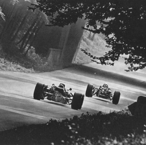 Circuit de Monza derrière Mike Parkes et sa Ferrari